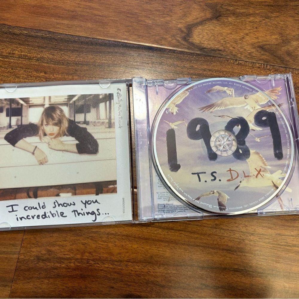 Taylor Swift 1989 DLX CD. - Picture 2 of 3